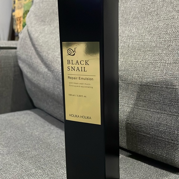 Holika Holika (ホリカホリカ) Prime Youth Black Snail Repair Emulsion 🐌 - Picture 1 of 12